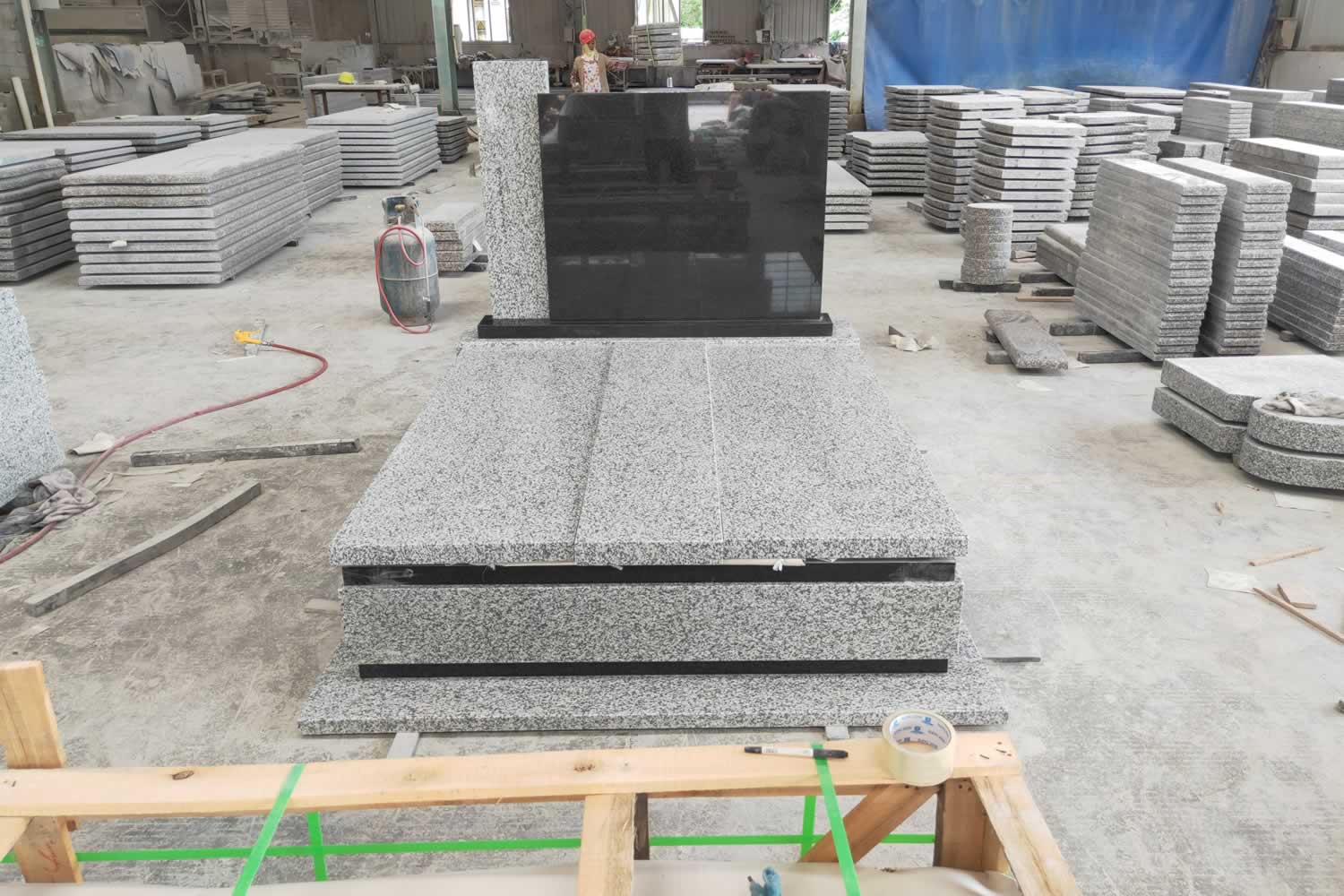 Romania Tombstone-02